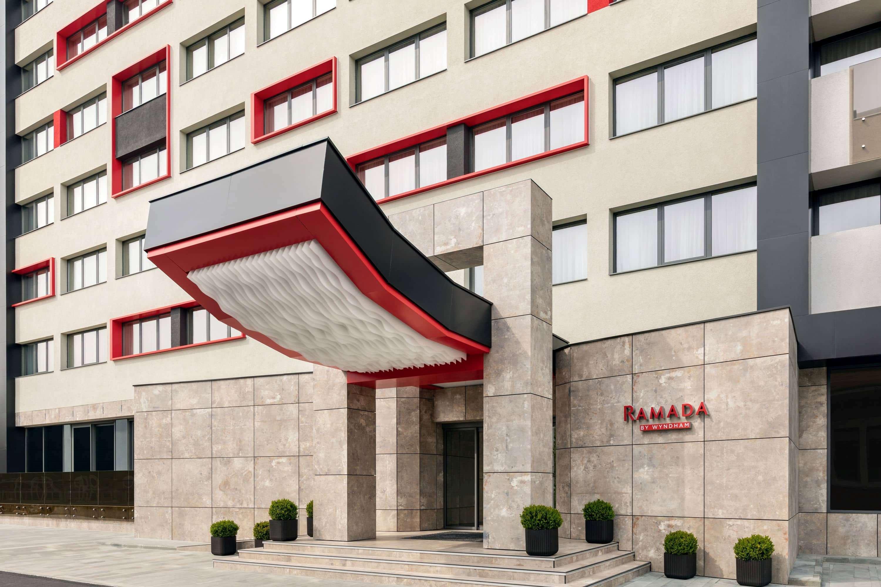 Hotel Ramada By Wyndham Râmnicu Vâlcea Exterior foto