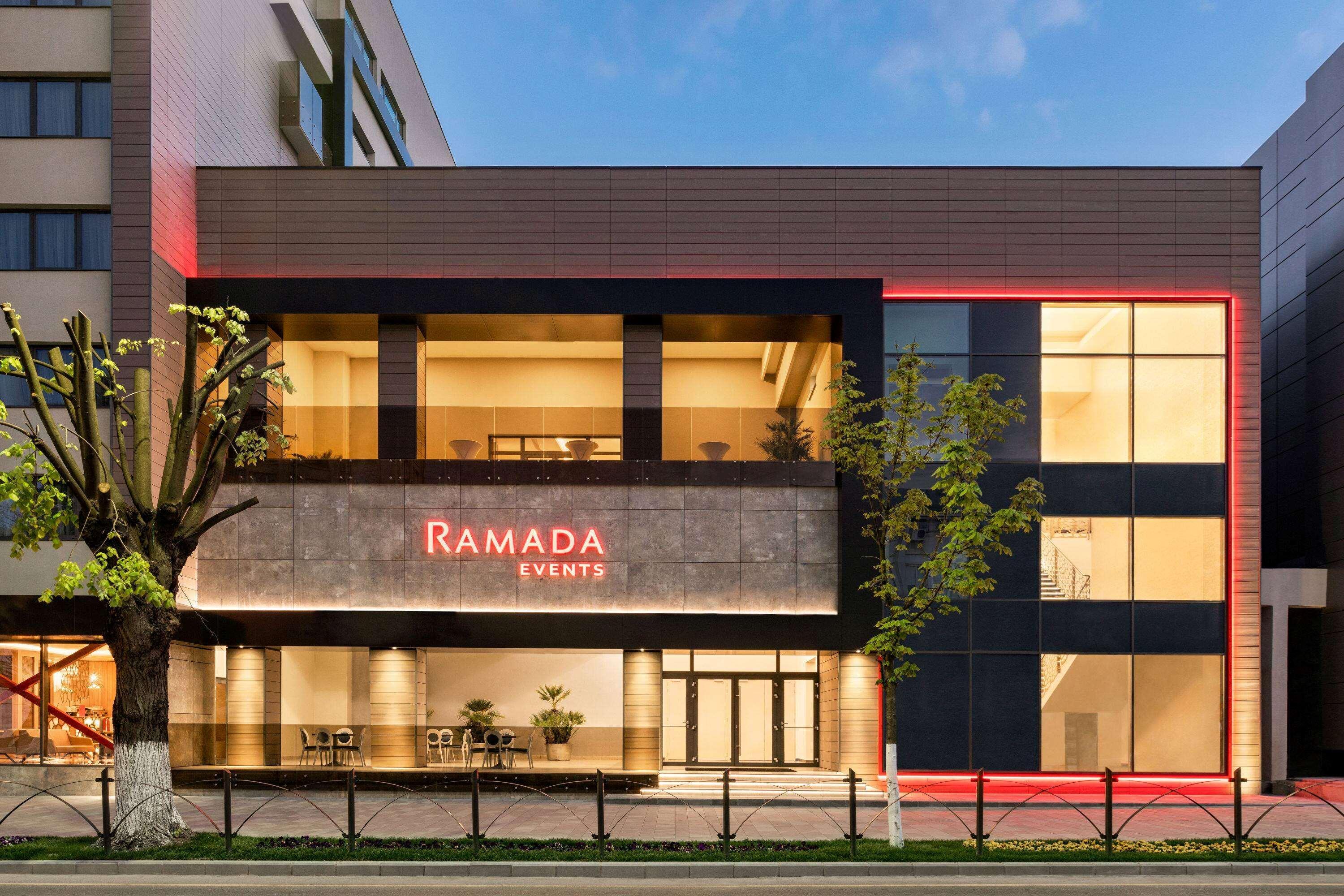 Hotel Ramada By Wyndham Râmnicu Vâlcea Exterior foto